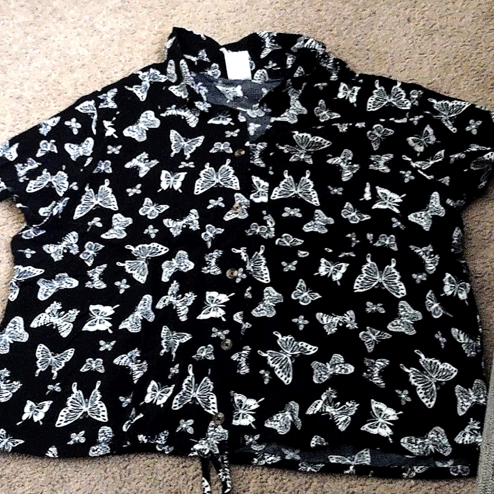 XXXL Black crop top with tie bottom.